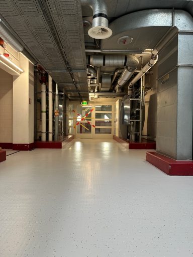 Kautschukboden nach der Reinigung und mit Dr. Schutz PU Color Beschichtung inklusive Chipseinstreuung